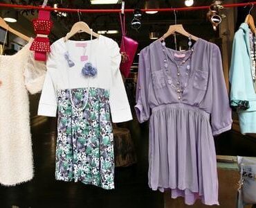 Kleider an einer Kleiderstange – Haushaltsauflösung