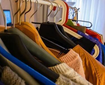 Entrümpelung in Magdeburg: Kleidung auf Bügeln in einem Raum