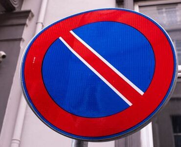 Halteverbotsschild an einer Hauswand – Halteverbotszone Magdeburg