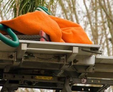 Möbellift transportiert ein Bündel Bettzeug nach oben – Möbellift in Magdeburg