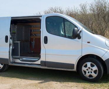Weißer Transporter mit geöffneter Schiebetür – Transporter mieten in Magdeburg